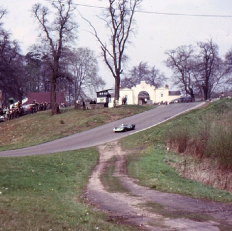 Jim sur la Lotus 30 sur le circuit vallonné d'Oulton Park...